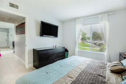 Купить кондоминиум в Майами, Флорида 2 спальни, 82.78м2, № 2145790 - фото 3
