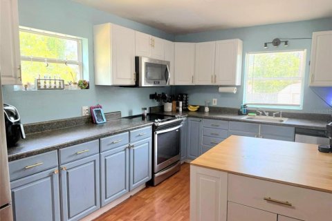 House in Weeki Wachee, Florida 3 bedrooms, 181.62 sq.m. № 1679326 - photo 9