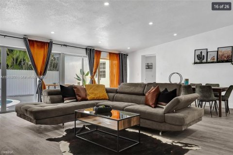 Villa ou maison à louer à Miami, Floride: 5 chambres, 221.01 m2 № 2038835 - photo 2