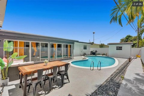 House in Miami, Florida 5 bedrooms, 221.01 sq.m. № 2038835