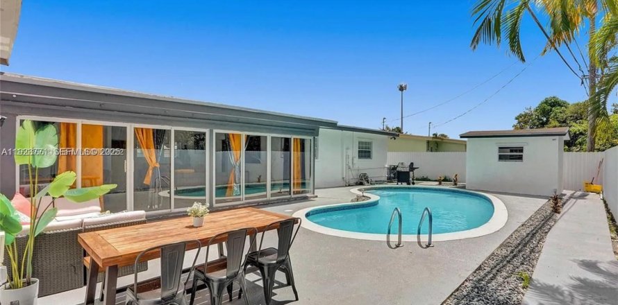 Villa ou maison à Miami, Floride 5 chambres, 221.01 m2 № 2038835