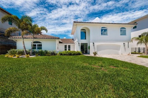 House in Saint Petersburg, Florida 5 bedrooms, 403.57 sq.m. № 2137380
