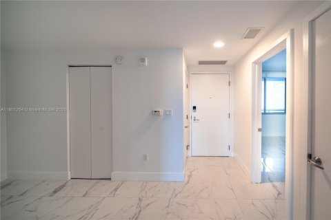 Condo in North Miami Beach, Florida, 2 bedrooms  № 1864813 - photo 13