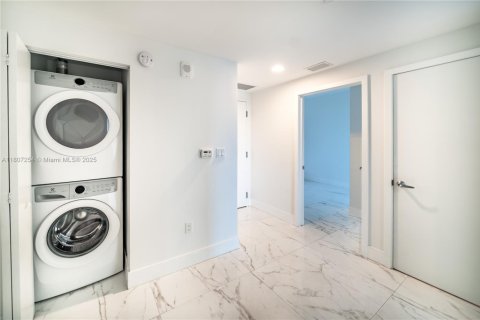 Condo in North Miami Beach, Florida, 2 bedrooms  № 1864813 - photo 18