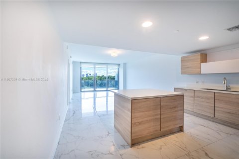 Condo in North Miami Beach, Florida, 2 bedrooms  № 1864813 - photo 2