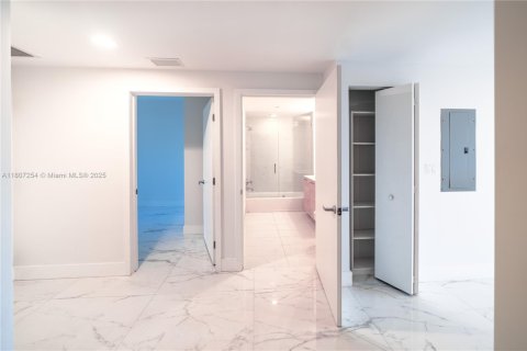 Condo in North Miami Beach, Florida, 2 bedrooms  № 1864813 - photo 11