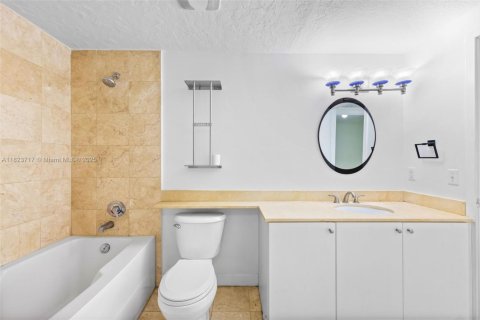 Condo in Miami, Florida, 1 bedroom  № 1788583 - photo 15