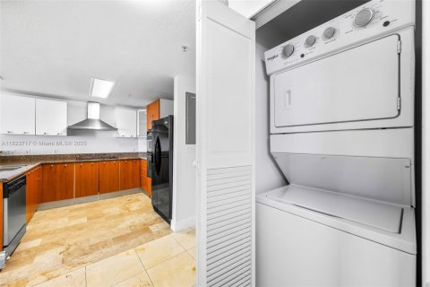Condo in Miami, Florida, 1 bedroom  № 1788583 - photo 17