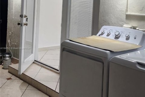 Villa ou maison à vendre à Miami, Floride: 4 chambres, 129.69 m2 № 1839340 - photo 8