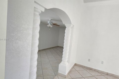Villa ou maison à vendre à Miami, Floride: 4 chambres, 129.69 m2 № 1839340 - photo 5