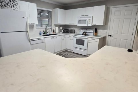 House in The Villages, Florida 2 bedrooms, 106.65 sq.m. № 2220698 - photo 8