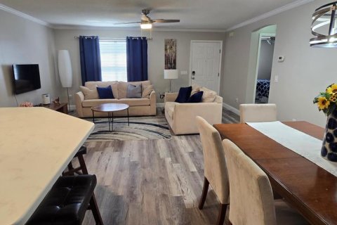 House in The Villages, Florida 2 bedrooms, 106.65 sq.m. № 2220698 - photo 4
