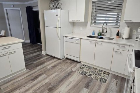 House in The Villages, Florida 2 bedrooms, 106.65 sq.m. № 2220698 - photo 7