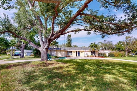 House in Largo, Florida 3 bedrooms, 178.47 sq.m. № 2403704 - photo 4