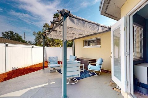 House in Largo, Florida 3 bedrooms, 178.47 sq.m. № 2403704 - photo 12