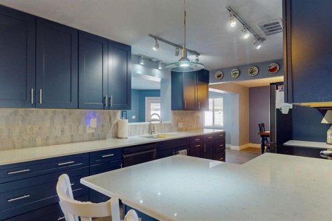House in Largo, Florida 3 bedrooms, 178.47 sq.m. № 2403704 - photo 7