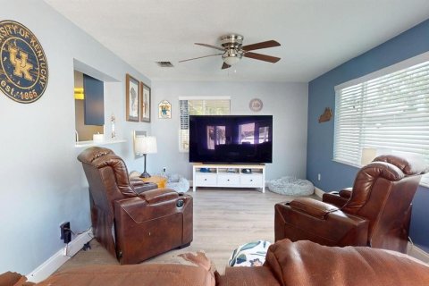 House in Largo, Florida 3 bedrooms, 178.47 sq.m. № 2403704 - photo 25