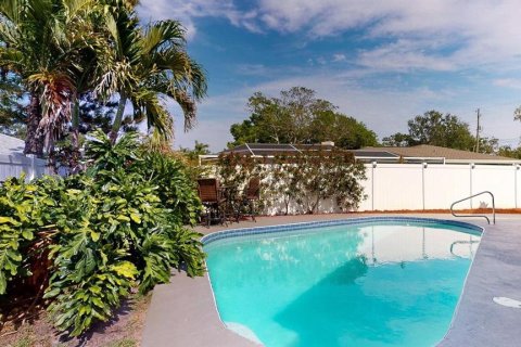 House in Largo, Florida 3 bedrooms, 178.47 sq.m. № 2403704 - photo 11