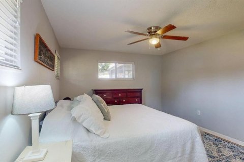 House in Largo, Florida 3 bedrooms, 178.47 sq.m. № 2403704 - photo 28