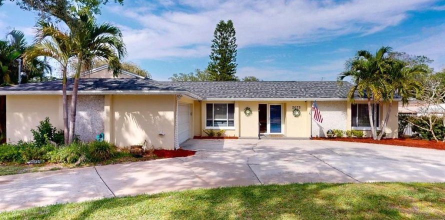 House in Largo, Florida 3 bedrooms, 178.47 sq.m. № 2403704