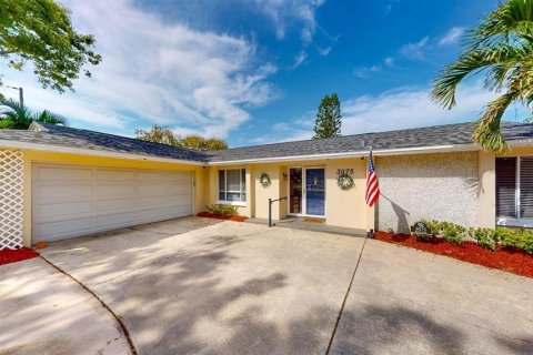 House in Largo, Florida 3 bedrooms, 178.47 sq.m. № 2403704 - photo 3