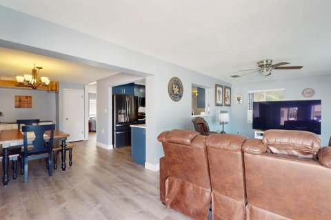 House in Largo, Florida 3 bedrooms, 178.47 sq.m. № 2403704 - photo 26