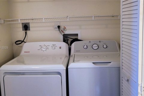 Condo in Aventura, Florida, 2 bedrooms  № 1954068 - photo 25