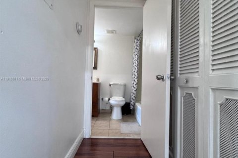 Condo in North Miami, Florida, 1 bedroom  № 1971136 - photo 6