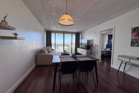 Condo in North Miami, Florida, 1 bedroom  № 1971136 - photo 8