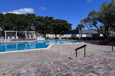 Condo in North Miami, Florida, 1 bedroom  № 1971136 - photo 13