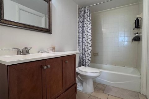 Condo in North Miami, Florida, 1 bedroom  № 1971136 - photo 4