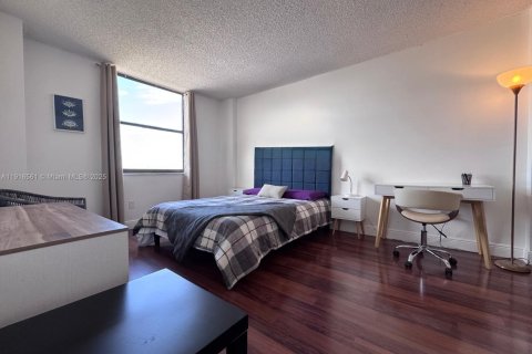 Condo in North Miami, Florida, 1 bedroom  № 1971136 - photo 2