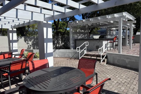 Condo in North Miami, Florida, 1 bedroom  № 1971136 - photo 15