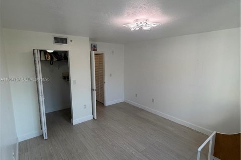 Condo in Doral, Florida, 2 bedrooms № 2026071 - photo 16