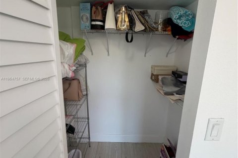 Condo in Doral, Florida, 2 bedrooms № 2026071 - photo 17