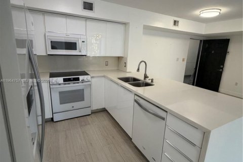 Condo in Doral, Florida, 2 bedrooms № 2026071 - photo 7