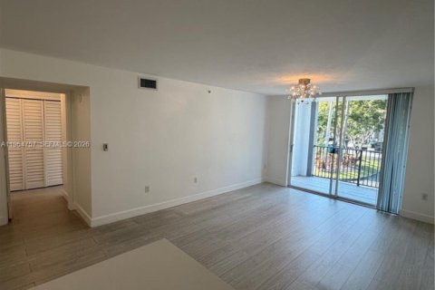 Condo in Doral, Florida, 2 bedrooms № 2026071 - photo 9