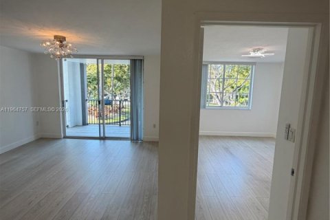 Condo in Doral, Florida, 2 bedrooms № 2026071 - photo 23