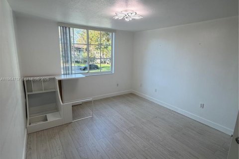 Condo in Doral, Florida, 2 bedrooms № 2026071 - photo 15