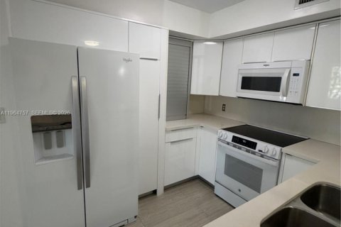 Condo in Doral, Florida, 2 bedrooms № 2026071 - photo 6