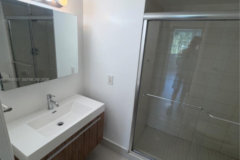 Condo in Doral, Florida, 2 bedrooms № 2026071 - photo 12