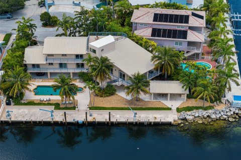 House in Key Largo, Florida 4 bedrooms, 390.56 sq.m. № 1923634 - photo 2