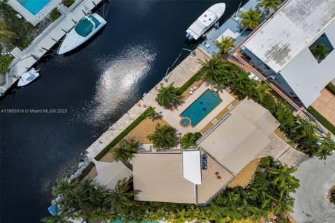 House in Key Largo, Florida 4 bedrooms, 390.56 sq.m. № 1923634 - photo 8