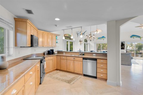 House in Key Largo, Florida 4 bedrooms, 390.56 sq.m. № 1923634 - photo 19