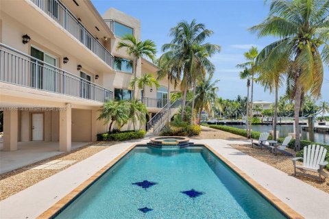 House in Key Largo, Florida 4 bedrooms, 390.56 sq.m. № 1923634 - photo 4