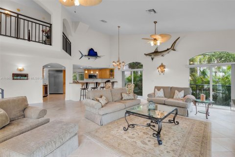 House in Key Largo, Florida 4 bedrooms, 390.56 sq.m. № 1923634 - photo 12