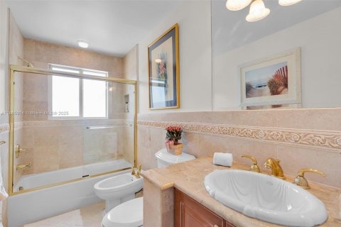 House in Key Largo, Florida 4 bedrooms, 390.56 sq.m. № 1923634 - photo 24