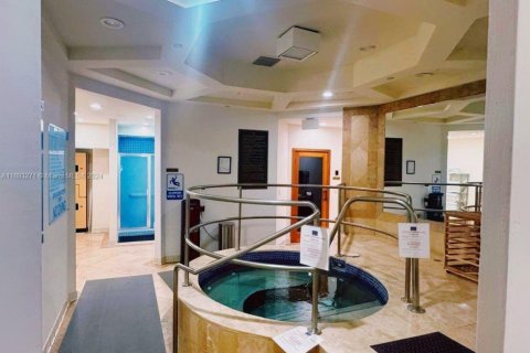 Condo in Surfside, Florida, 2 bedrooms  № 1606812 - photo 29