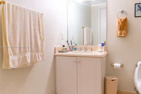 Condo in Surfside, Florida, 2 bedrooms  № 1606812 - photo 27