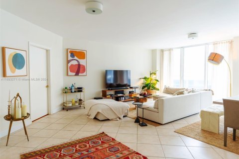Condo in Surfside, Florida, 2 bedrooms  № 1606812 - photo 24